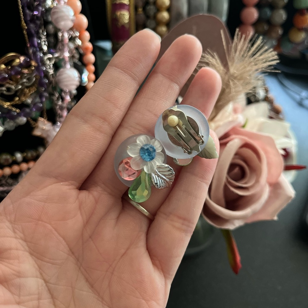 Vintage clip on earrings - Picture 3 of 3